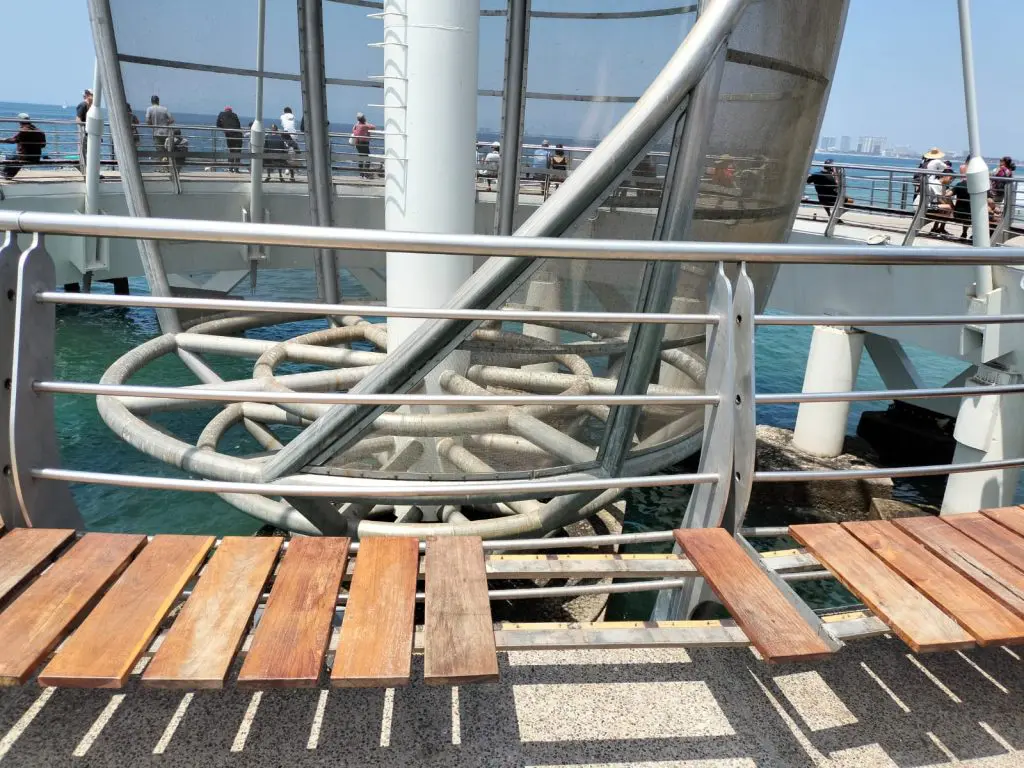 Bancas del muelle Los Muertos comienzan a destrozarse, denuncian vallartenses