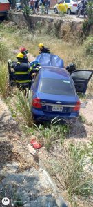 Conductor pierde el control de auto y cae a canal en La Vena