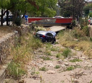 Conductor pierde el control de auto y cae a canal en La Vena