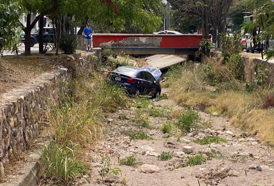 Conductor pierde el control de auto y cae a canal en La Vena