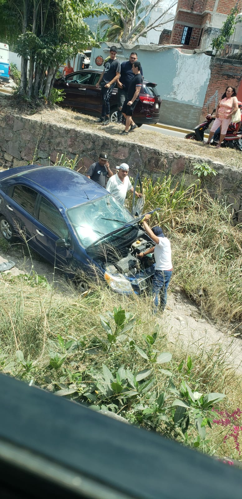 Conductor pierde el control de auto y cae a canal en La Vena