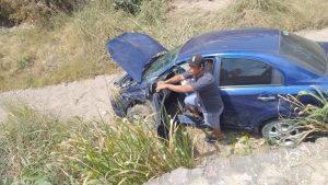 Conductor pierde el control de auto y cae a canal en La Vena