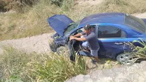 Conductor pierde el control de auto y cae a canal en La Vena