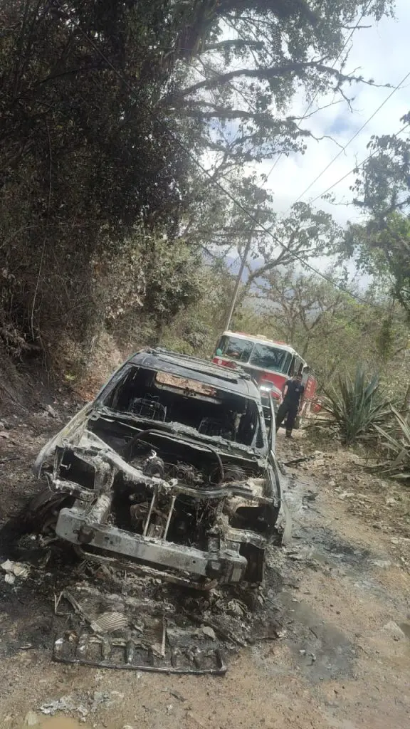 (VIDEO) Camioneta se incendia en la brecha al Jorullo