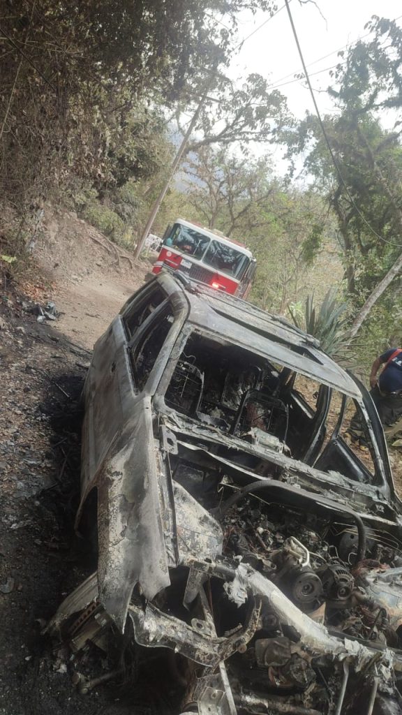 (VIDEO) Camioneta se incendia en la brecha al Jorullo