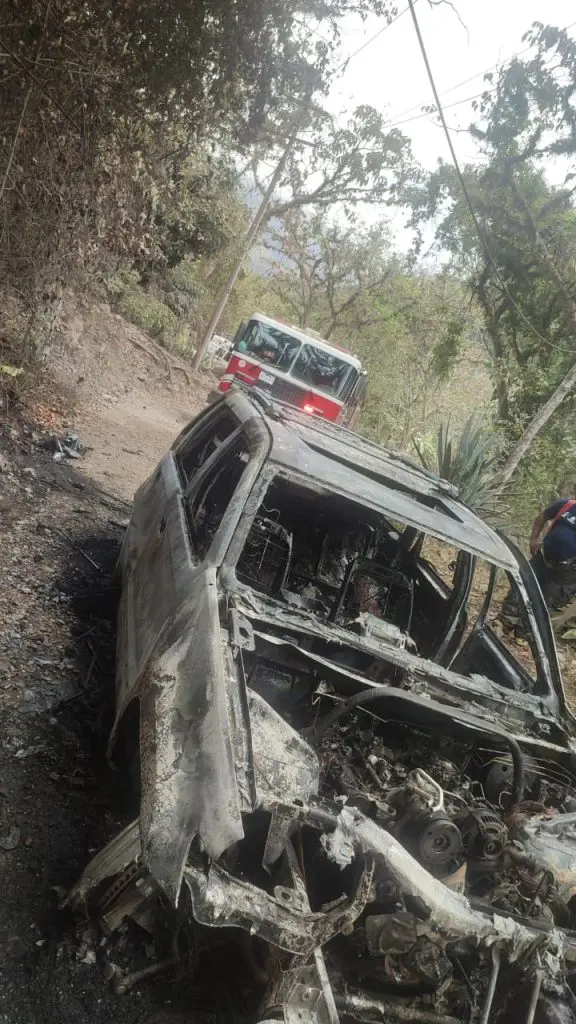 (VIDEO) Camioneta se incendia en la brecha al Jorullo