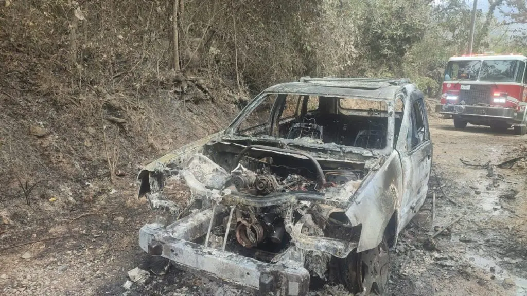 (VIDEO) Camioneta se incendia en la brecha al Jorullo