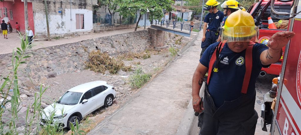 Hombre cae en su vehículo desde 6 metros de altura a canal en colonia Bugambilias