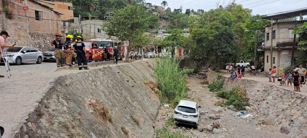 Hombre cae en su vehículo desde 6 metros de altura a canal en colonia Bugambilias