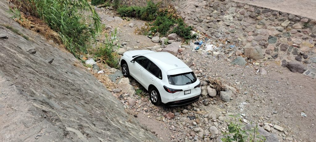 Hombre cae en su vehículo desde 6 metros de altura a canal en colonia Bugambilias