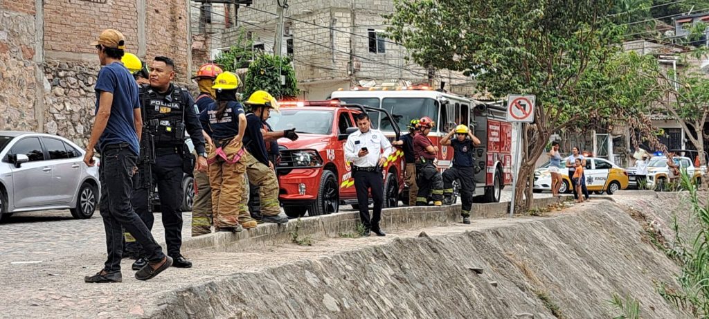 Hombre cae en su vehículo desde 6 metros de altura a canal en colonia Bugambilias