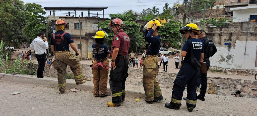 Hombre cae en su vehículo desde 6 metros de altura a canal en colonia Bugambilias