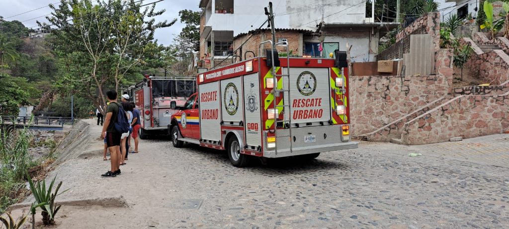 Hombre cae en su vehículo desde 6 metros de altura a canal en colonia Bugambilias