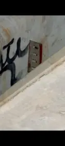 De riesgo: Cae placa de metal debajo del puente de Grandes Lagos, sobre el río Pitillal