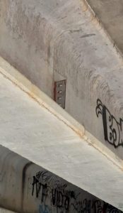 De riesgo: Cae placa de metal debajo del puente de Grandes Lagos, sobre el río Pitillal