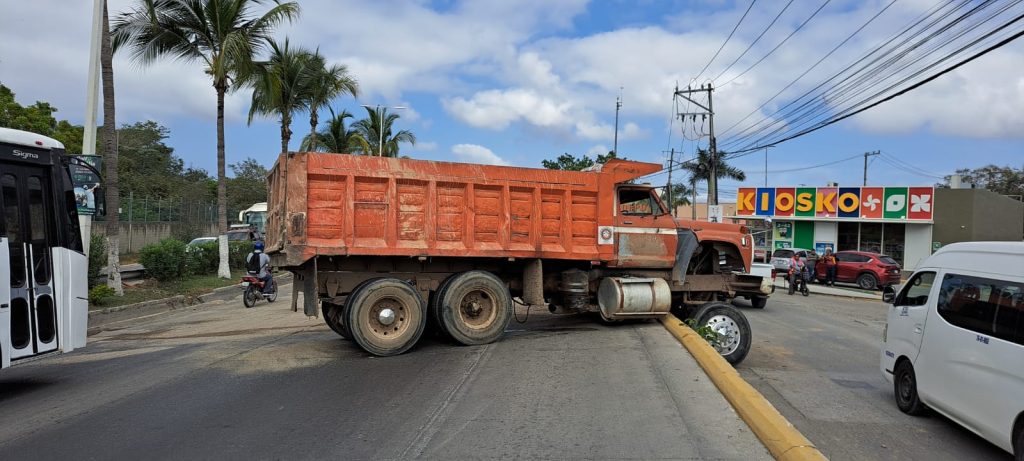 Accidente en Las Juntas provoca caos vial y choque de autos