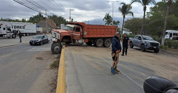 Accidente en Las Juntas provoca caos vial y choque de autos