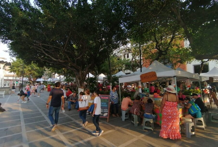 CFE multa a Ayuntamiento de Vallarta con un millón de pesos por puestos en Plaza de Armas