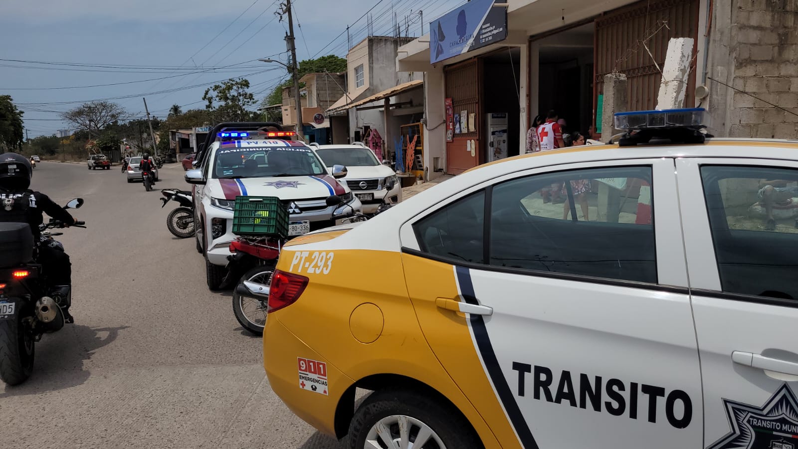 ¡Choque de autos! Uno se mete a domicilio en Puerto Vallarta