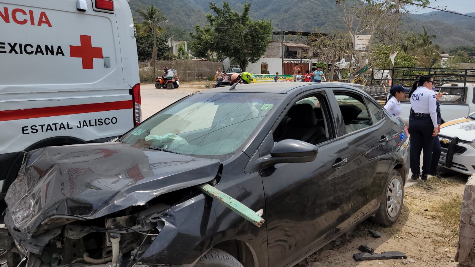 ¡Choque de autos! Uno se mete a domicilio en Puerto Vallarta