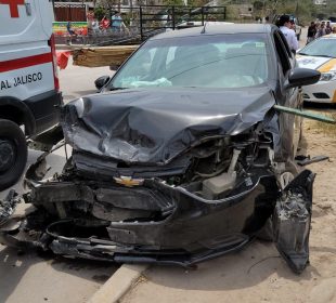 ¡Choque de autos! Uno se mete a domicilio en Puerto Vallarta