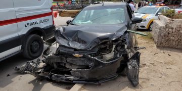 ¡Choque de autos! Uno se mete a domicilio en Puerto Vallarta