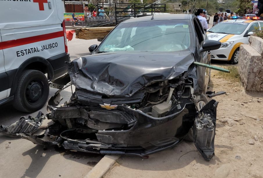 ¡Choque de autos! Uno se mete a domicilio en Puerto Vallarta