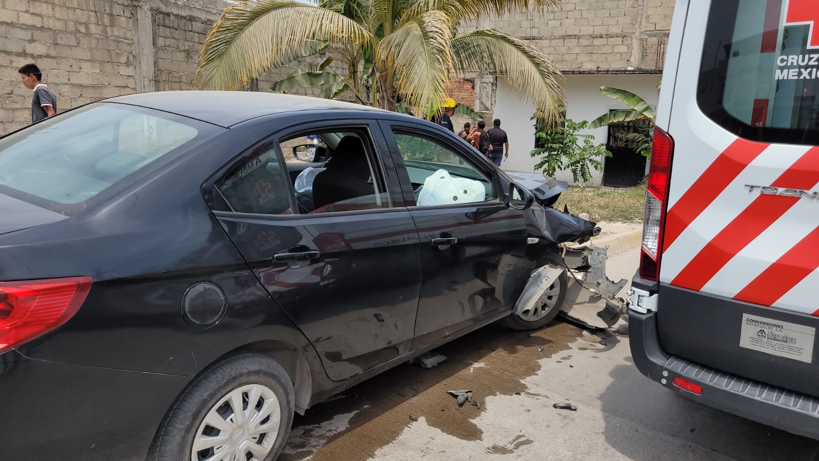 ¡Choque de autos! Uno se mete a domicilio en Puerto Vallarta