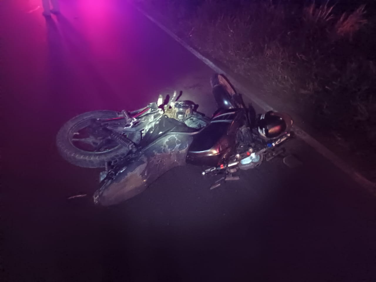 Hombre muere al derrapar su motocicleta en Carretera Federal 200