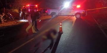 Hombre muere al derrapar su motocicleta en Carretera Federal 200