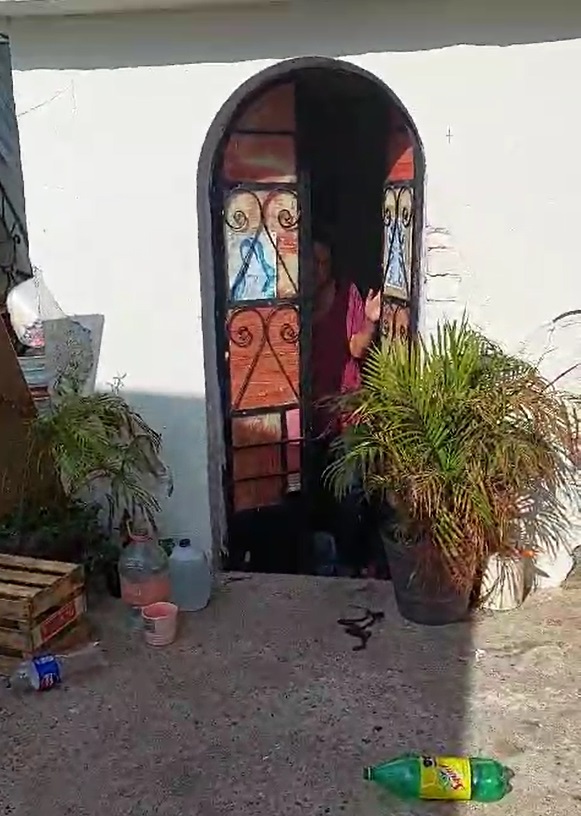 ¡Viven entre los muertos! Pareja convierte tumba del Panteón 5 de Diciembre en su hogar (VIDEO)