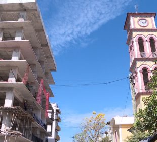 Retiran clausura a construcción de edificio frente al templo de la Santa Cruz