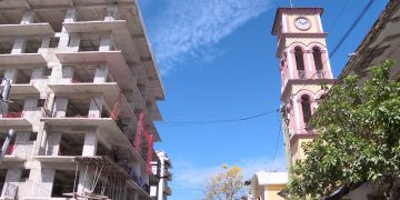 Retiran clausura a construcción de edificio frente al templo de la Santa Cruz