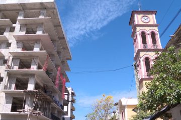 Retiran clausura a construcción de edificio frente al templo de la Santa Cruz