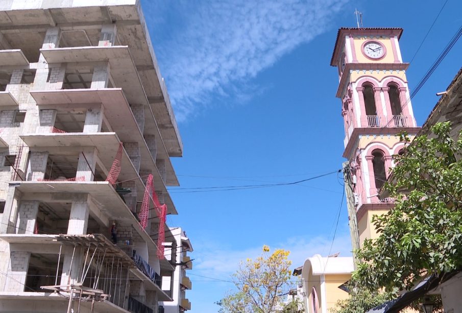 Retiran clausura a construcción de edificio frente al templo de la Santa Cruz