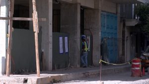 Retiran clausura a construcción de edificio frente al templo de la Santa Cruz