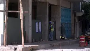 Retiran clausura a construcción de edificio frente al templo de la Santa Cruz