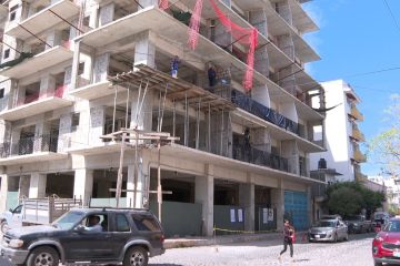 Retiran clausura a construcción de edificio frente al templo de la Santa Cruz