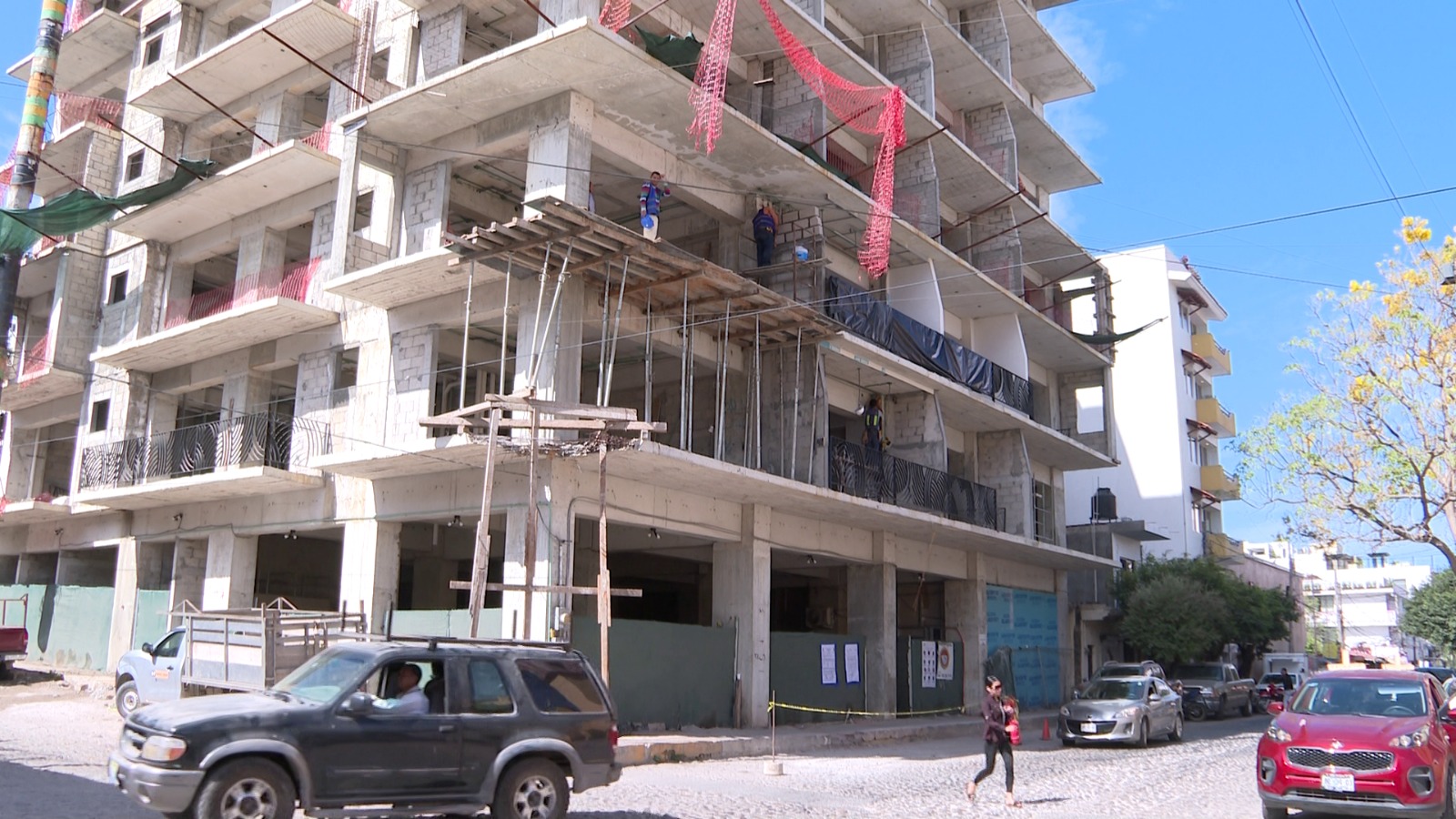 Retiran clausura a construcción de edificio frente al templo de la Santa Cruz