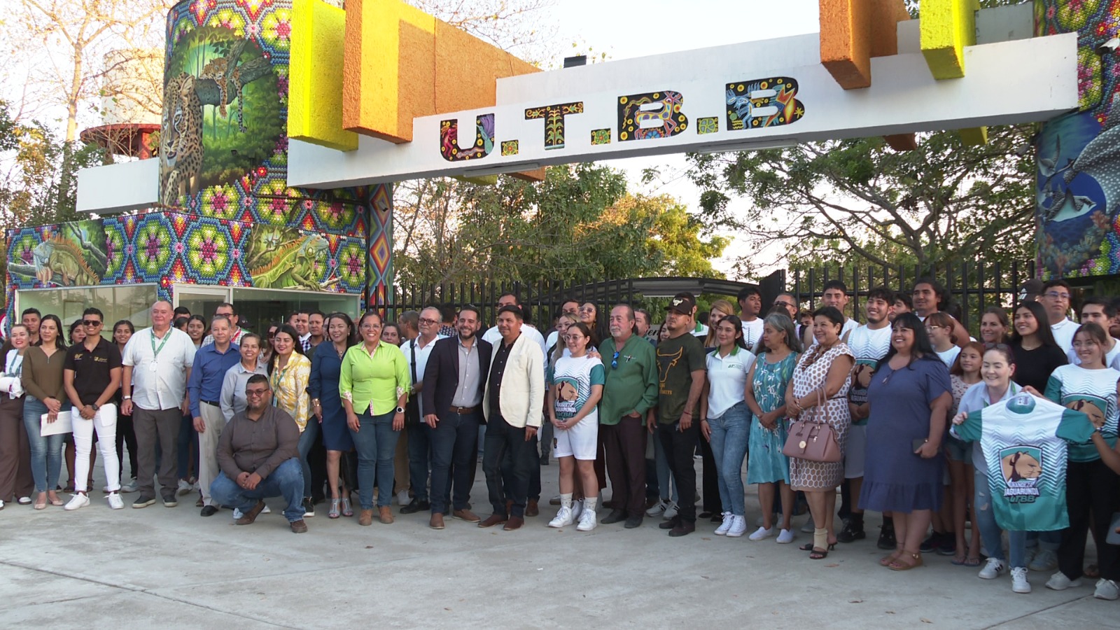Inauguran mega mural "La Grandeza Jaguarundi" en la UTBB