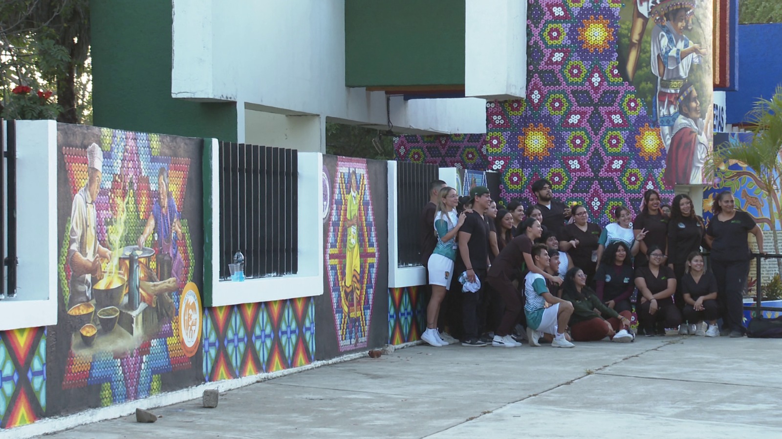 Inauguran mega mural "La Grandeza Jaguarundi" en la UTBB