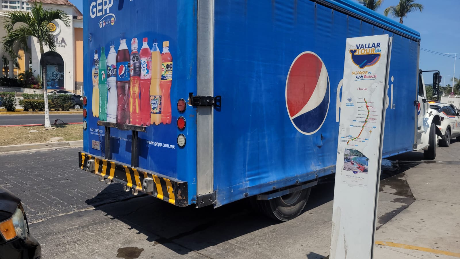 Camión refresquero desbarata camioneta en Puerto Vallarta