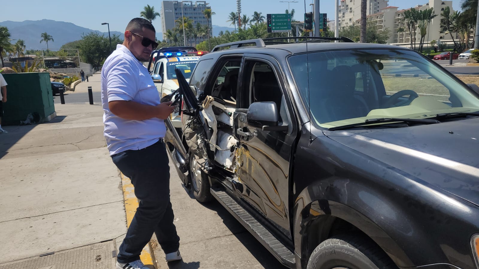 Camión refresquero desbarata camioneta en Puerto Vallarta