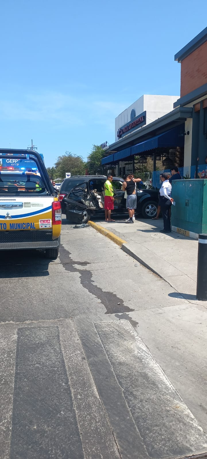 Camión refresquero desbarata camioneta en Puerto Vallarta