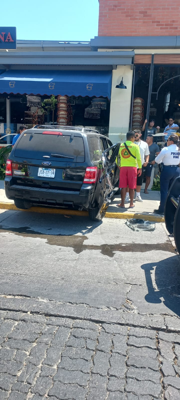 Camión refresquero desbarata camioneta en Puerto Vallarta