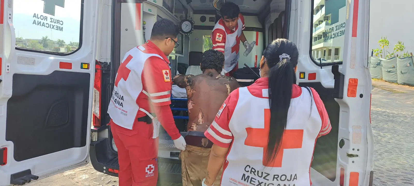 Hombre en situación de calle se arroja al fuego en Vallarta; asegura que se "peleó con la Luna"
