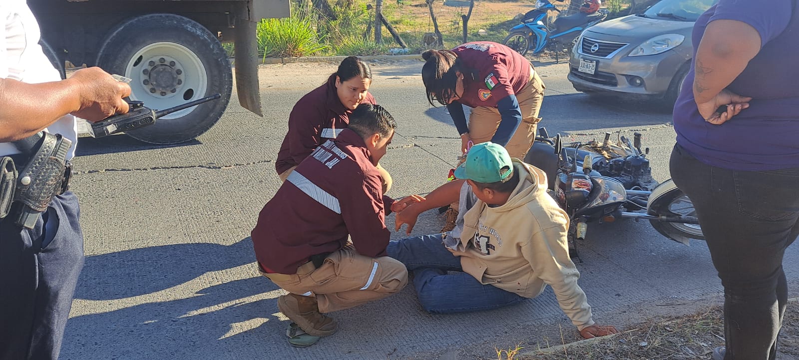 Apresurado motociclista choca contra camioneta en Puerto Vallarta