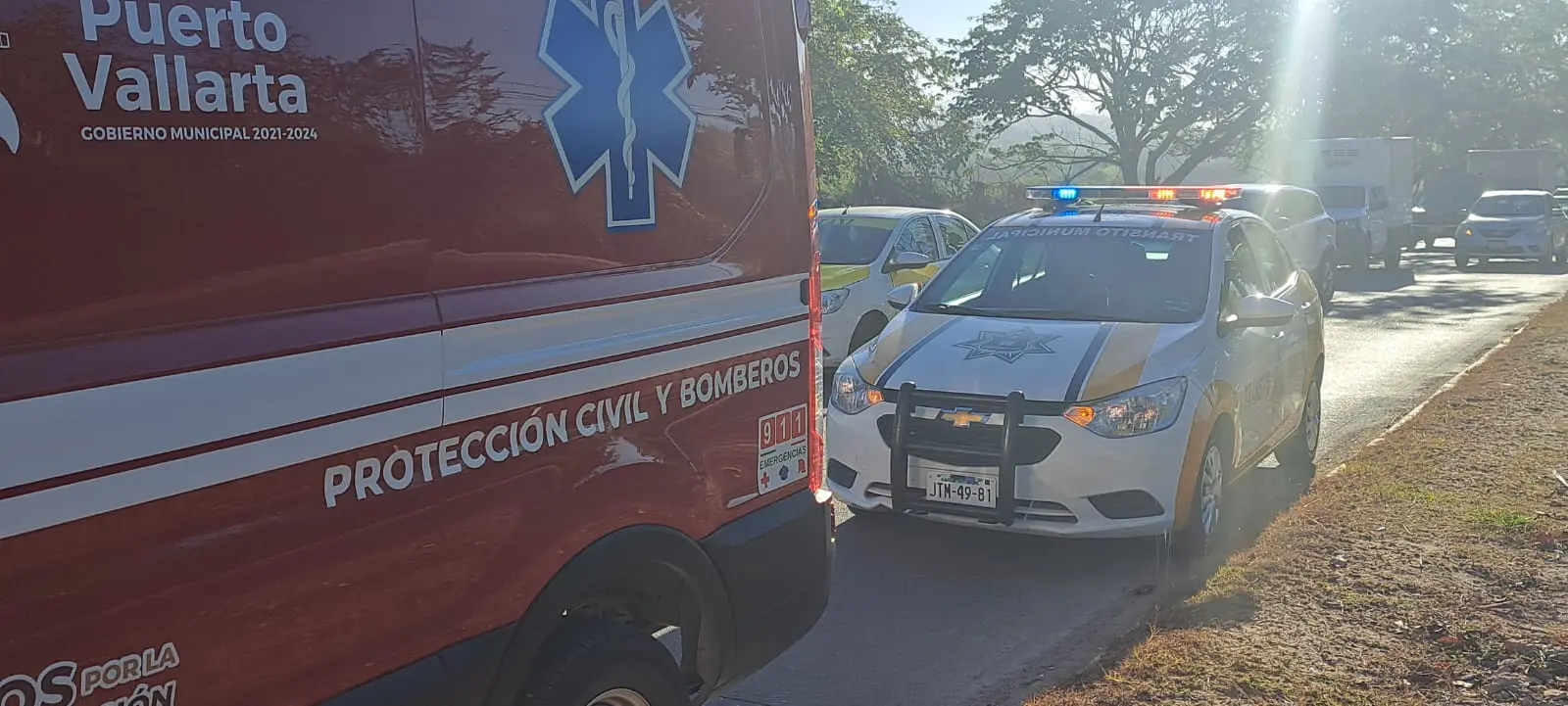 Apresurado motociclista choca contra camioneta en Puerto Vallarta