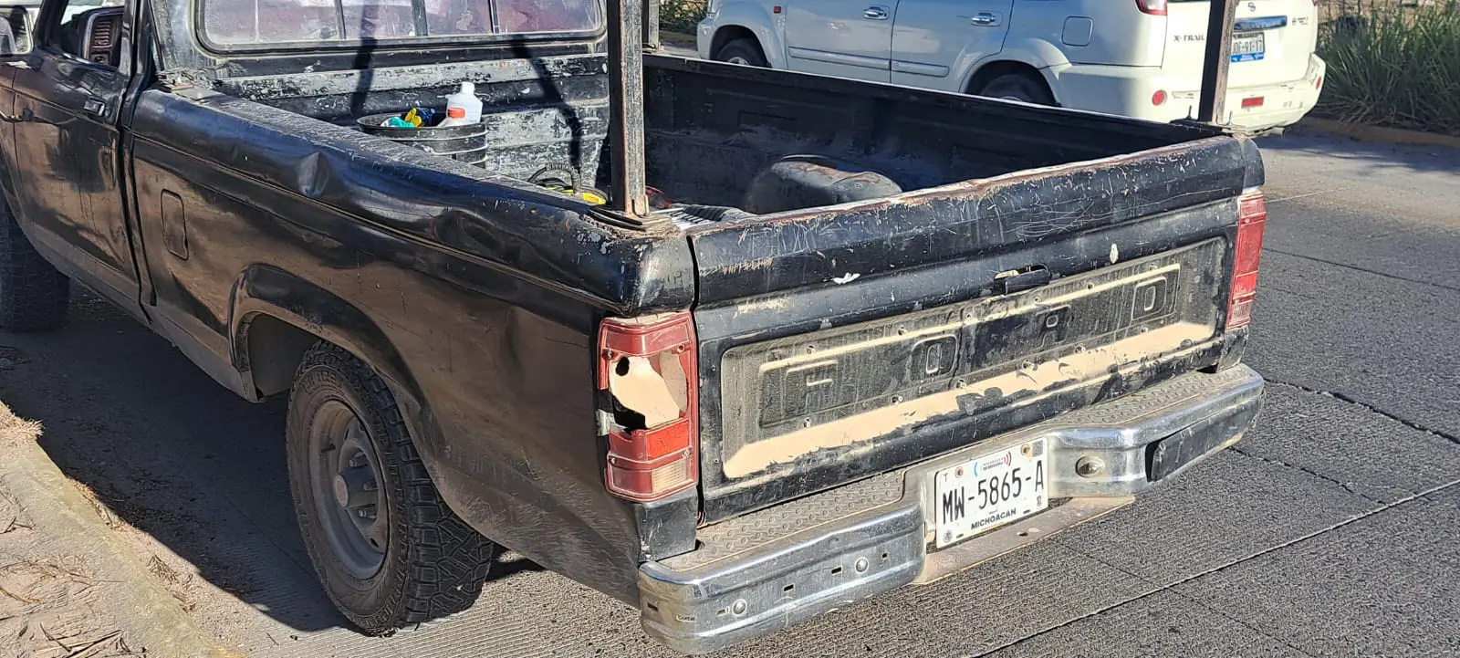 Apresurado motociclista choca contra camioneta en Puerto Vallarta