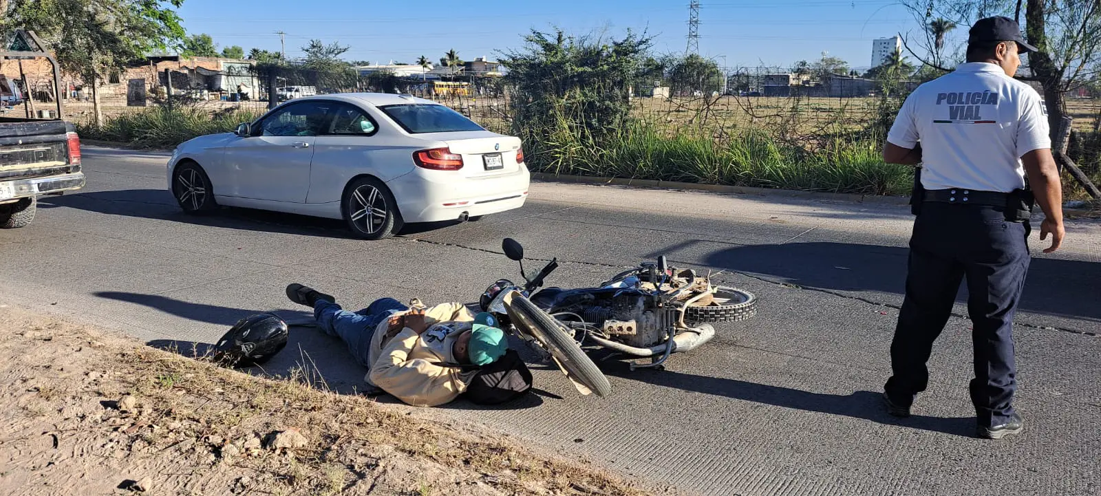 Apresurado motociclista choca contra camioneta en Puerto Vallarta